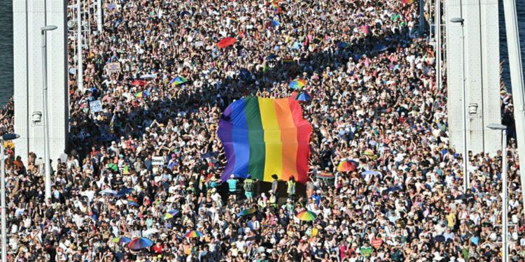 Hungría prohíbe Marcha del Orgullo y provoca protesta masiva