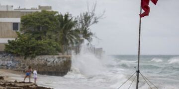 Huracán Erin deja sin luz a más de 150,000 en Puerto Rico