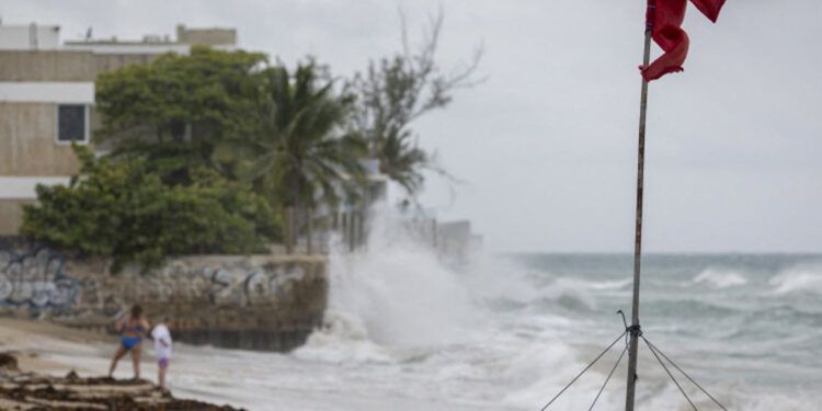 Huracán Erin deja sin luz a más de 150,000 en Puerto Rico
