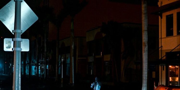 Huracán Milton deja a más de tres millones sin luz en Florida