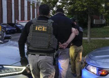 ICE niega uso de fuerza excesiva en redadas de Chicago