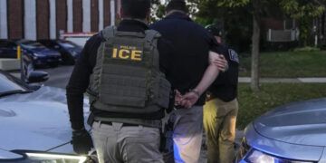 ICE niega uso de fuerza excesiva en redadas de Chicago