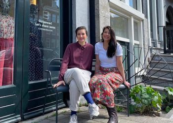 Imagen de Elisa y Diana Jansen en la "Biblioteca Lena" las dos jóvenes emprendedoras que desarrollan esta iniciativa de "biblioteca de ropa" en Ámsterdam, Países Bajos.