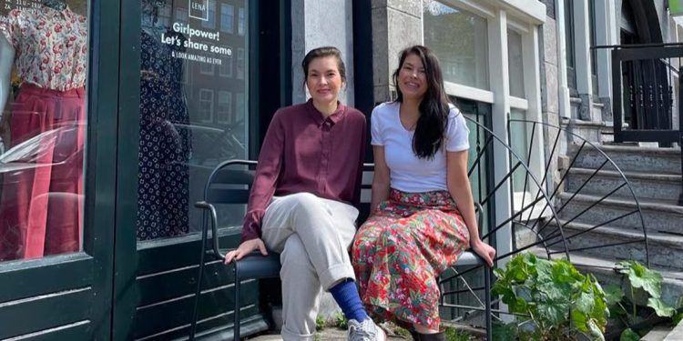 Imagen de Elisa y Diana Jansen en la "Biblioteca Lena" las dos jóvenes emprendedoras que desarrollan esta iniciativa de "biblioteca de ropa" en Ámsterdam, Países Bajos.