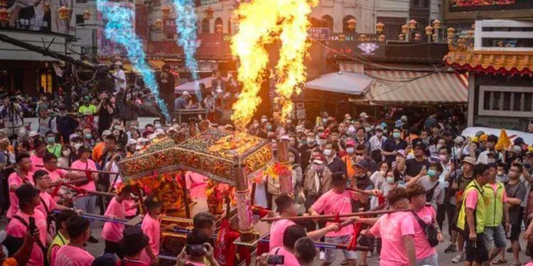Imagen del fiesta y procesión a la Diosa del Mar Mazu