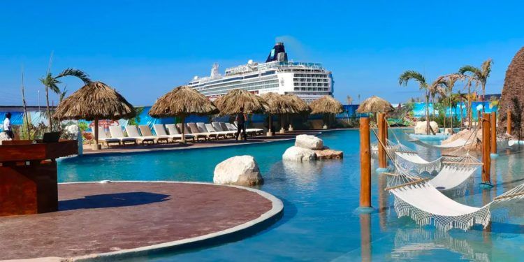 Imagen de la llegada de un crucero a Cabo Rojo en la provincia de Pedernales, República Dominicana.