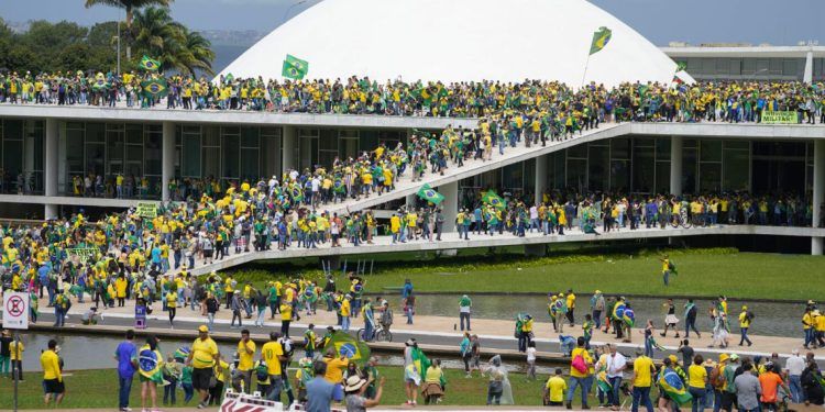 Imagen de una multitud en lo que se denominó el asalto al capitolio brasileño (Fuente: externa)