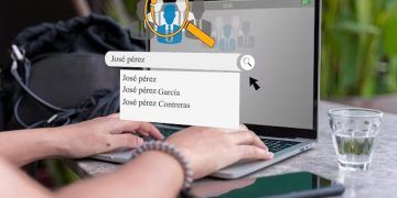 Imagen de una persona buscando un nombre en el buscador de google. Refrente a la técnica policia de busquedad en google.