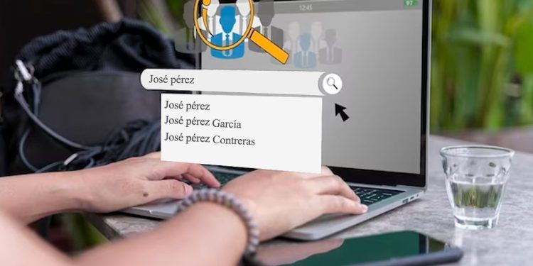 Imagen de una persona buscando un nombre en el buscador de google. Refrente a la técnica policia de busquedad en google.