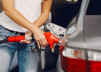 Imagen de una persona echándole combustible a su vehículo