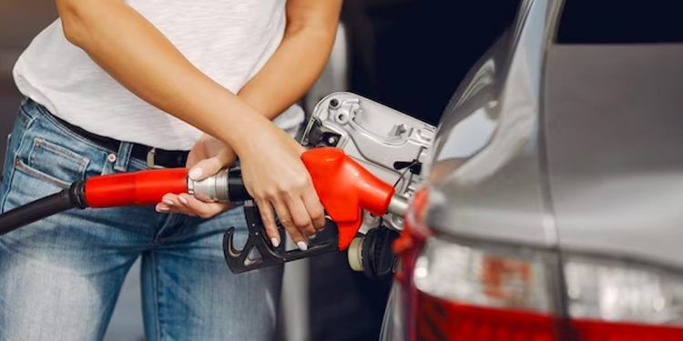 Imagen de una persona echándole combustible a su vehículo
