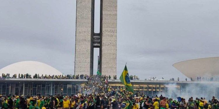 Imagen de varias personas invadiendo algunos de los edificios de la sedes institucionales de Brasil. (Fuente: externa).