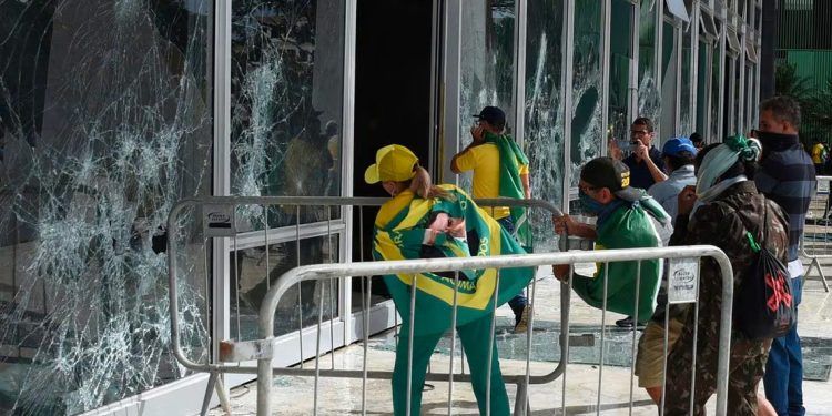 Imagen de varias personas rompiendo los cristales de algunos de los edificios institucionales de Brasil. (Fuente: externa).