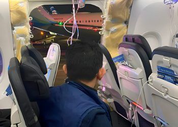 Imagen del interior del avion Boeing 737 MAX 9 tras perder, en pleno vuelo, parte del fuselaje.