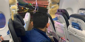 Imagen del interior del avion Boeing 737 MAX 9 tras perder, en pleno vuelo, parte del fuselaje.