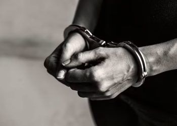 Imagen en blanco y negro de un hombre esposado