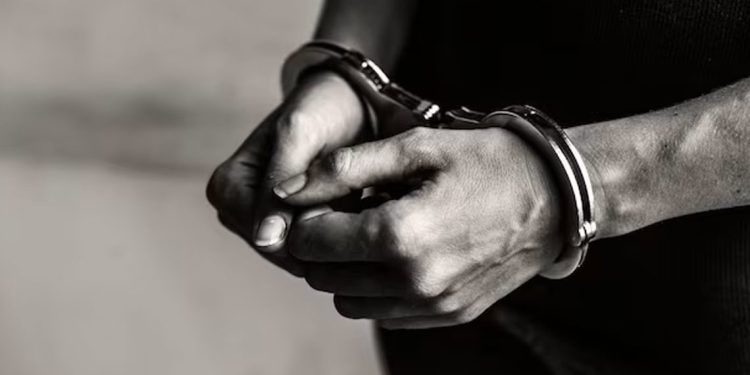 Imagen en blanco y negro de un hombre esposado