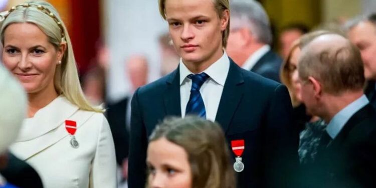 Imputan a hijo de Mette-Marit por violaciones y otros delitos