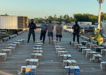 Incautan 1.5 toneladas de cocaína y apresan a tres hombres en costas de Baní