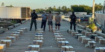 Incautan 1.5 toneladas de cocaína y apresan a tres hombres en costas de Baní