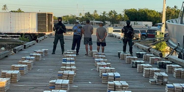 Incautan 1.5 toneladas de cocaína y apresan a tres hombres en costas de Baní