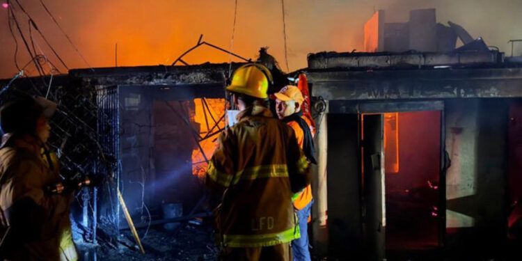 Incendio consume cinco viviendas y fábrica de colchones en Santiago