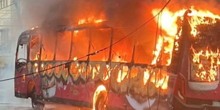Incendio de autobús de OMSA afecta cables en DN