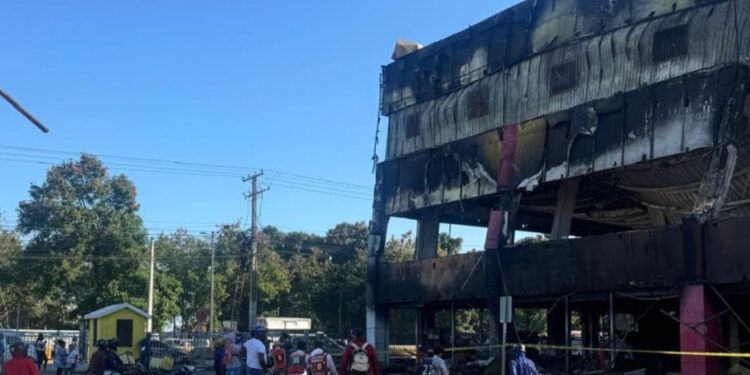Incendio destruye L&R en Villa Mella; abren comercios
