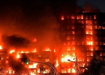 Incendio en 2 edificios residenciales en Valencia
