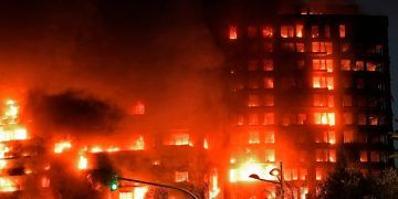 Incendio en 2 edificios residenciales en Valencia