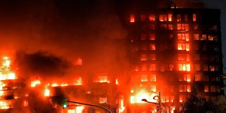 Incendio en 2 edificios residenciales en Valencia