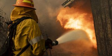 Incendio en California fuerza evacuación de más de 10,000 personas