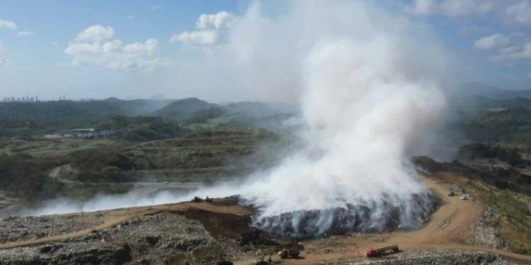 Incendio en vertedero panameño libera gases tóxicos