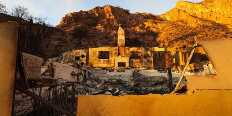 Incendios en Los Ángeles dejan 11 muertos, 13 heridos y miles evacuados