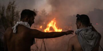 Incendios forestales en Grecia desatan miedo y enojo entre los ciudadanos