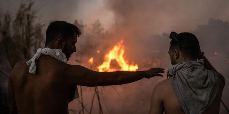 Incendios forestales en Grecia desatan miedo y enojo entre los ciudadanos
