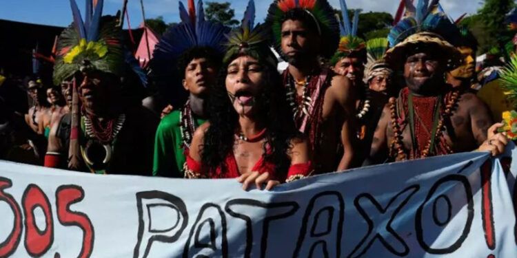 Indígenas marchan en Brasil por defensa de tierras