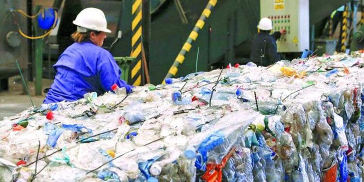 Industrias rechazan prohibición total del plástico y proponen regulación