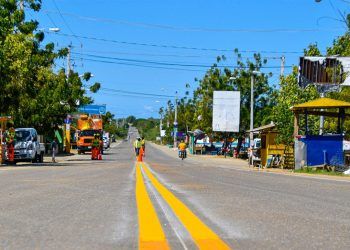Inician reparación de carretera en Monte Cristi