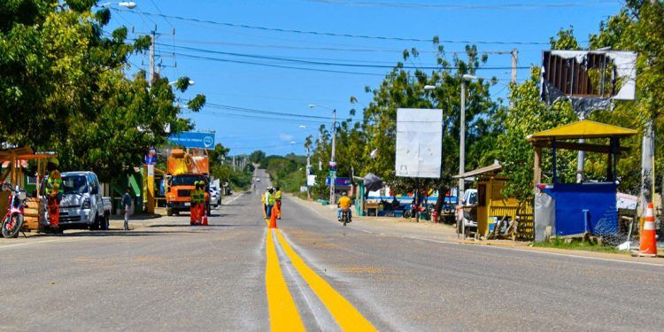 Inician reparación de carretera en Monte Cristi
