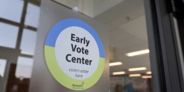 Inician votaciones presenciales anticipadas en tres estados de EE.UU.