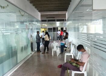 Instituciones públicas laboran con personal reducido este viernes