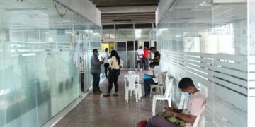 Instituciones públicas laboran con personal reducido este viernes