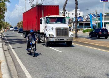 Intrant impone norma, pero camiones siguen en carril izquierdo