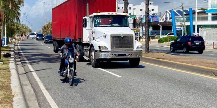 Intrant impone norma, pero camiones siguen en carril izquierdo