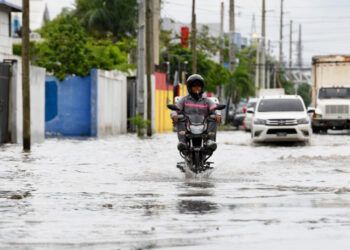 Inundaciones en El Almirante convierten calles en ríos por efectos de Melissa