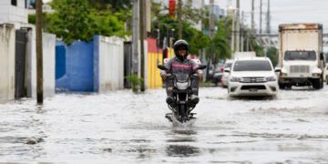 Inundaciones en El Almirante convierten calles en ríos por efectos de Melissa