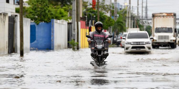 Inundaciones en El Almirante convierten calles en ríos por efectos de Melissa