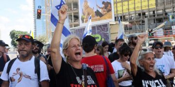 Israelíes protestan para exigir liberación de rehenes en Gaza