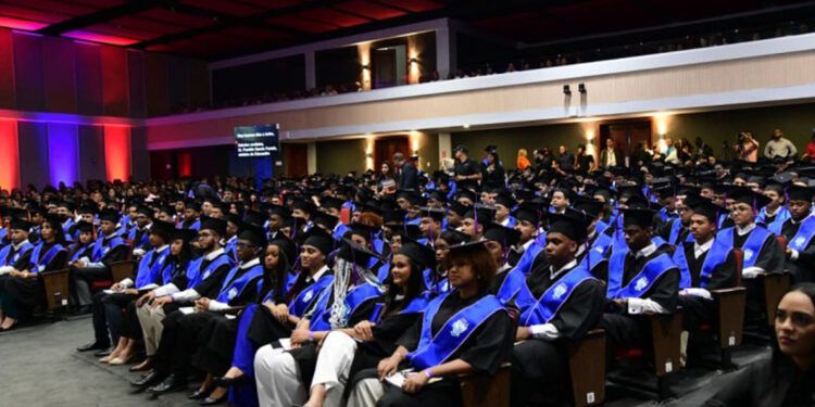 ITLA gradúa 381 nuevos profesionales en su 15 aniversario